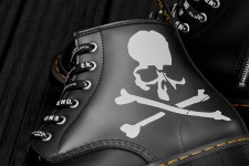 닥터마틴(DR.MARTENS) X 마스터마인드(MASTERMIND) 협업 부츠 발매 예정 | 무신사