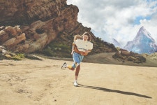 슈퍼 모델 지지 하디드가 디자인한 리복(REEBOK) 뉴트로 트랙 셋업 발매 | 무신사