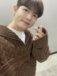 김재환이 트위터에서 착용한 니트는 살롱드서울!!!! | 패션 토크(질문 금지) - 무신사