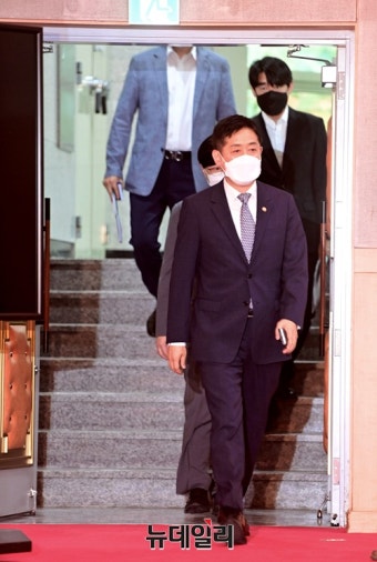 [포토] 취임식 입장하는 김주현 신임 금융위원장 | Save Internet 뉴데일리 [포토] 취임식 입장하는 김주현 신임 금융위원장