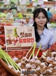 [포토] 농협유통 일해백리 햇 주대 마늘 맛보세요 | Save Internet 뉴데일리 [포토] 농협유통 일해백리 햇 주대 마늘 맛보세요