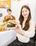 [포토] 노브랜드버거, 짜장이 버거속으로...2,900원 짜장버거 출시 | Save Internet 뉴데일리 [포토] 노브랜드버거, 짜장이 버거속으로...2... 