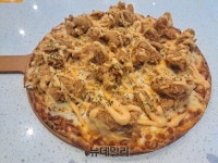 [깐깐한리뷰] 싸이피자, 20년 치킨 맛집 맘스터치 명성 이을까 | Save Internet 뉴데일리 [깐깐한리뷰] 싸이피자, 20년 치킨 맛집 맘스터치... 