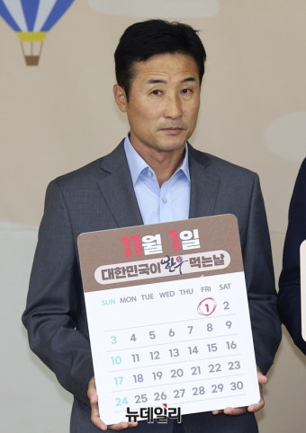 [포토] '소프라이즈 2024 대한민국 한우세일' 행사 참석한 이을용 축구감독 | Save Internet 뉴데일리 [포토] '소프라이즈 2024 대한민국...