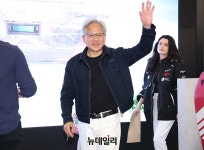 젠슨 황, 방한 첫 일정은 PC방 … 페이커 만나 게임은 엔비디아의 기원 | 뉴데일리 젠슨 황, 방한 첫 일정은 PC방 … 페이커 만나 게임은... 