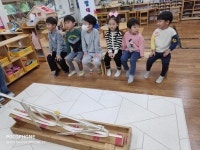 병설유치원 벌원초등학교 병설유치원 :: 공지사항 :: 과학놀이 한마당 -공기압대포, 에어로켓, 홈런볼, 솜사탕, 말타기, 롤러코스터, 로봇팔, 선풍기