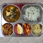 14(화) 클로렐라밥 감자탕 콩나물무침 닭갈비조랭이떡볶음 깍두기 사과 :: 급식 소식 :: 중앙초등학교(속초) 중앙초등학교(속초) :: 급식 소식... 