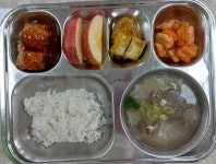 (속초) 중앙초등학교(속초) :: 급식 소식 :: 11.21(화) 찰옥수수쌀밥   쇠고기무국  수랏간고기말이(소스)  뼈 없는 삼치구이  깍두기   인제사과