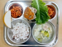 12월 28일(화) 급식사진(5학년 배식량) 및 검수사진 :: 급식 소식 :: 대전새미래초등학교 대전새미래초등학교 :: 급식 소식 :: 12월 28일(화)... 