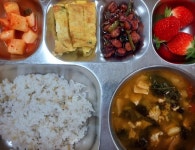 12월 19일 (화) 점심 급식사진 :: 급식소식 :: 샘말초등학교 샘말초등학교 :: 급식소식 :: 12월 19일 (화) 점심 급식사진