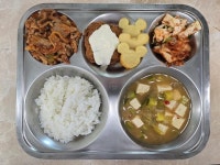 4월 12일 (금) 점심 급식사진 :: 급식 소식 :: 대구가톨릭대학교사범대학부속무학중학교 대구가톨릭대학교사범대학부속무학중학교 :: 급식 소식... 