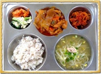 )친환경오색현미밥명란콩나물국(5.9)납작당면찜닭(5.6.13.15)도라지일미무침(5.6.13.17)브로콜리두부무침(5.6)배추김치(9) :: 급식 소식... 