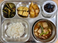 :: 급식 소식 :: 천안용소초등학교 천안용소초등학교 :: 급식 소식 :: (2024.6.25. 화) 우리 아이들에게 제공된 급식 식단(사진)입니다.