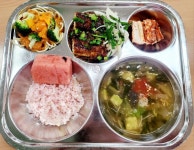 월요일, 과일급식의 날) :: 급식 소식 :: 동대초등학교 동대초등학교 :: 급식 소식 :: 2024.07015(월) 식단사진(고기없는 월요일, 과일급식의 날)