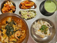:: 급식 소식 :: 통영중앙중학교 통영중앙중학교 :: 급식 소식 :: 2025.4.9. 하동 섬진강 꽃길 밥상(백리)식단 사진입니다.