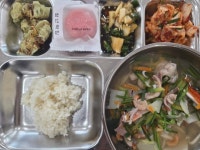 10월2일 식단 : 해물칼국수,추가밥,물만두,고추양파장아찌,배추겉절이,딸기크림떡 :: 급식 소식 :: 송악고등학교 송악고등학교 :: 급식 소식... 