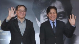 [뉴스잇] '영원한 국민 배우' 故안성기 이틀째 추모 물결 | TVING