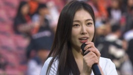 [두산] 2025/4/8 시구 - 배우 송지우 (오징어 게임2) | TVING