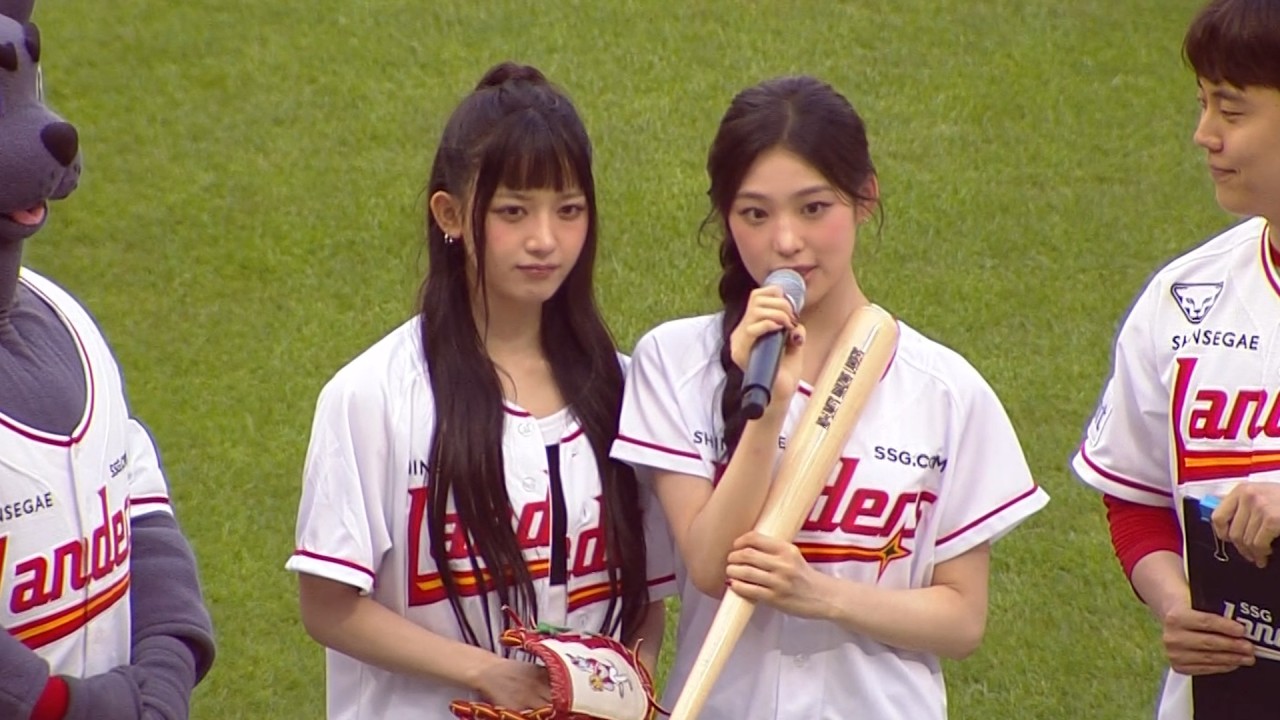 베이비돈크라이 이현, 2025 신한 SOL뱅크 KBO 리그 LG트윈스 경기서 상큼한 시구 선보여