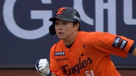 [한화] 2025/10/18 주자를 모두 불러들이는 문현빈의 역전 싹쓸이 적시타! | TVING