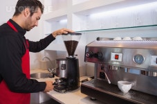 유토이미지 | Handsome barista grinding coffee beans