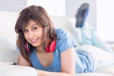 유토이미지 | Pretty brunette using tablet pc on the couch