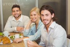 유토이미지 | Smiling business people having snacks