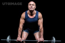 유토이미지 | Active bodybuilder lifting crossfit