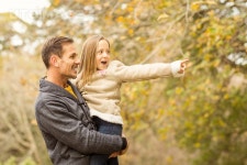 유토이미지 | Cute little girl showing her father something on an autumns day
