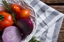 유토이미지 | Close-up of fresh onions tomatoes and rosemary in bowl