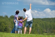 유토이미지 | happy young family with their kids have fun and relax outdoors in nature with blue sky in background