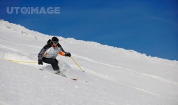 유토이미지 | skier free ride downhill at winter season on beautiful sunny day
