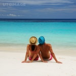 유토이미지 | Couple on a tropical beach