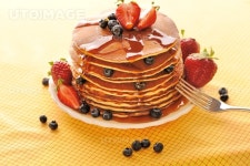 유토이미지 | Delicious freshly prepared pancakes with strawberry and blueberries