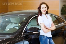 유토이미지 | Young lady at car salon