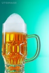 유토이미지 | Beer glasses against the colorful gradient background