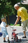 happy grandfather and child have fun and play in park | 유토이미지 | 상세페이지 | 베이직샵 | 사진 | 20212061