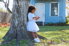 유토이미지 | Kid toddler girl with tablet pc playing outdoor park latin ethnicity
