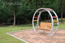 유토이미지 | 숲속 공원 내 의자형 그네