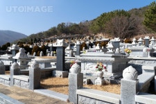 유토이미지 | 전체 석물로 잘 꾸며놓은 공원묘지의 조상 묘소