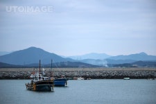 유토이미지 | 일출전의 푸르고 고요한 바다