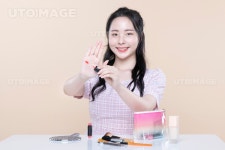 유토이미지 | 소녀의 외출 준비 014