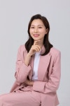 유토이미지 | 상세페이지 | 베이직샵 | 22319376 | 1인청년_앉아서 미소짓는 사진 이미지