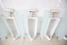 유토이미지 | 공원에 있는 남자공중화장실