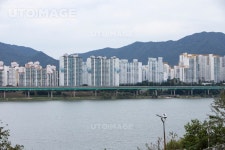 유토이미지 | 강변에 세워진 아파트