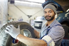 유토이미지 | Young car repair master with new tire