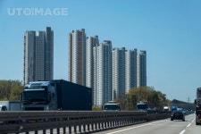 유토이미지 | 도로변의 고층빌딩