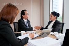 유토이미지 | Vietnamese business partner shaking hands after meeting