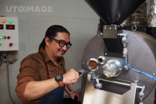 유토이미지 | Barrista using modern roaster to prepare coffee beans