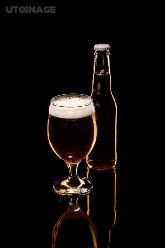 유토이미지 | bottle and glass of beer with white foam and bubbles isolated on black
